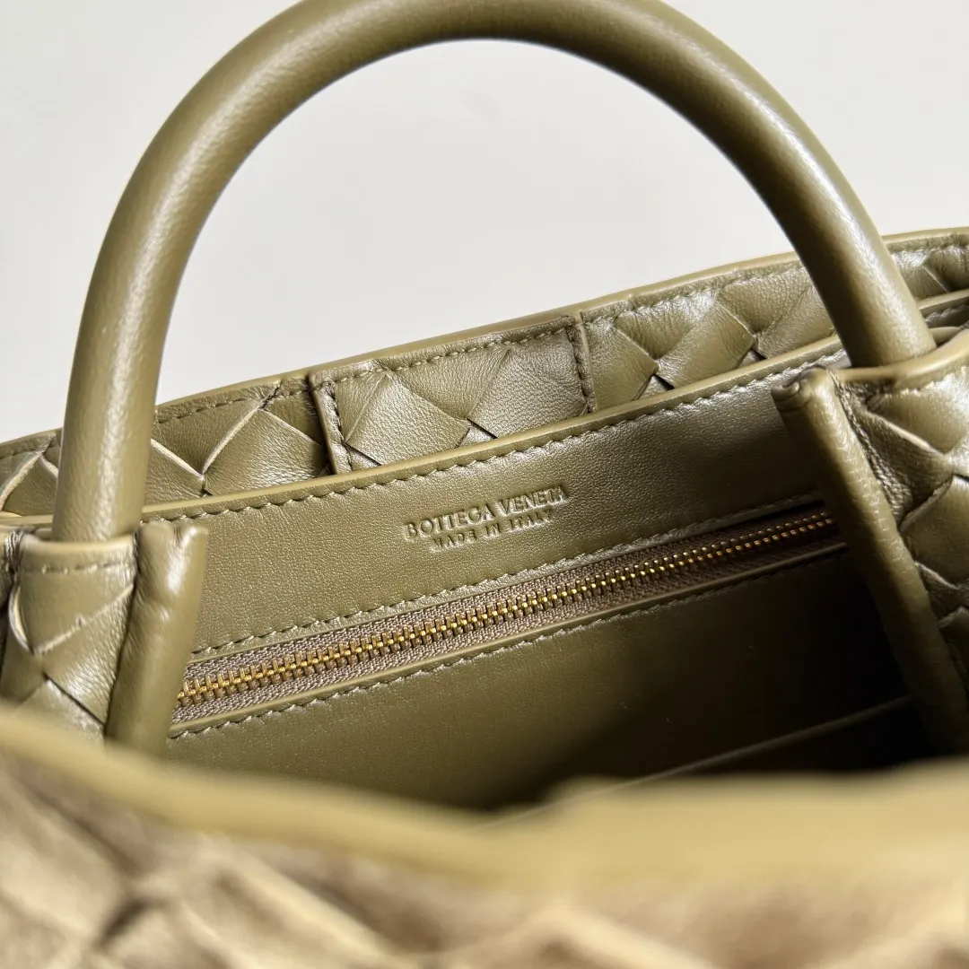The 2023 new Andiamo batch of 1960 BV has been shipped‼ ️Really popular🔥The new Andiamo woven handbag launched by Bottega Veneta this season is really popular all over the world! ! Celebrities at home and abroad have worn it, and Oscar-winning actress Michelle Yeoh has taken it out on the street. Song Jia, Trai Yara, Yu Feihong, Sanji Ayaka, Rosie Hunting-Whiteley, Yoshioka Riho, etc. have all picked up this bag. It is classic and versatile, showing off its temperament, and the bag capacity is also large, which is very convenient for daily commuting! ! A variety of carrying methods, the shoulder straps can be adjusted by yourself, the original lambskin feels soft and delicate, and the neutral style is created to break gender boundaries and bring a more practical and longer-lasting use experience. Andiamo, which has both elegant and casual styles, perfectly interprets the true appearance of "fashionable old money style". Style number: 743568 (suede) Size: 25*22*10.5cm